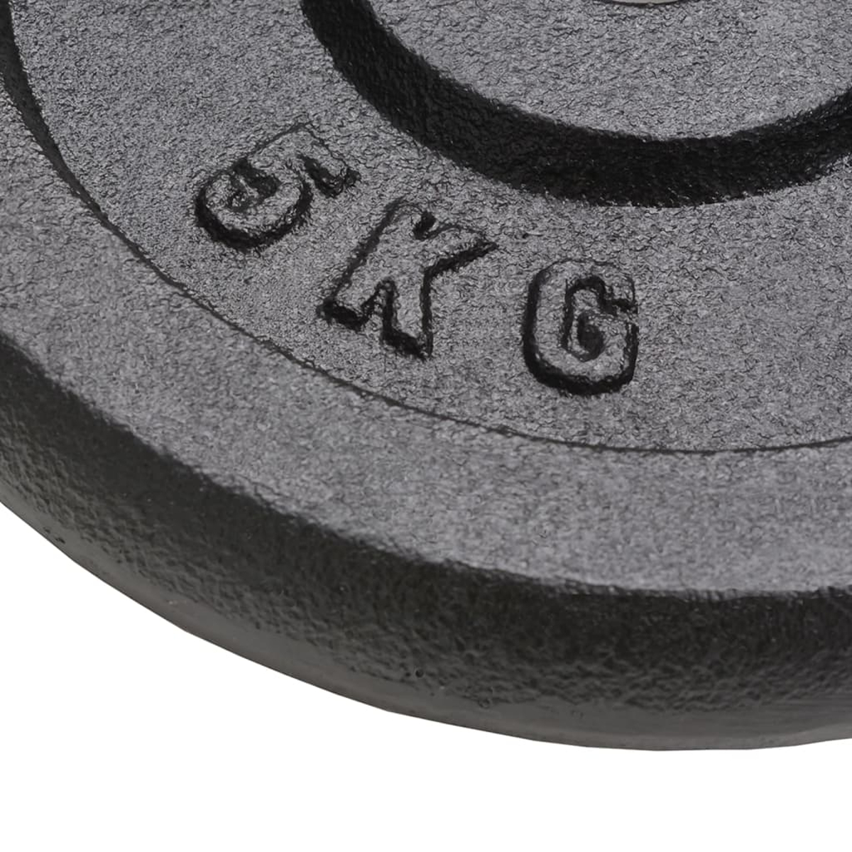 Nahaufnahme einer schwarzen Gewichtsplatte mit einer 5KG-Markierung.