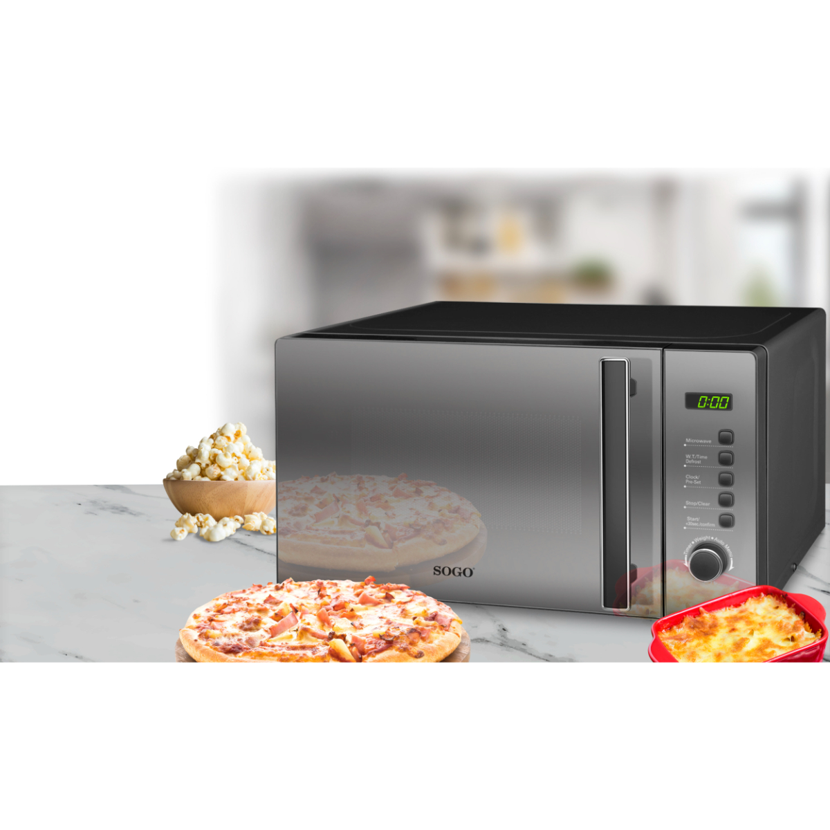 Un forno a microonde con pizza e popcorn sul bancone, generi alimentari.