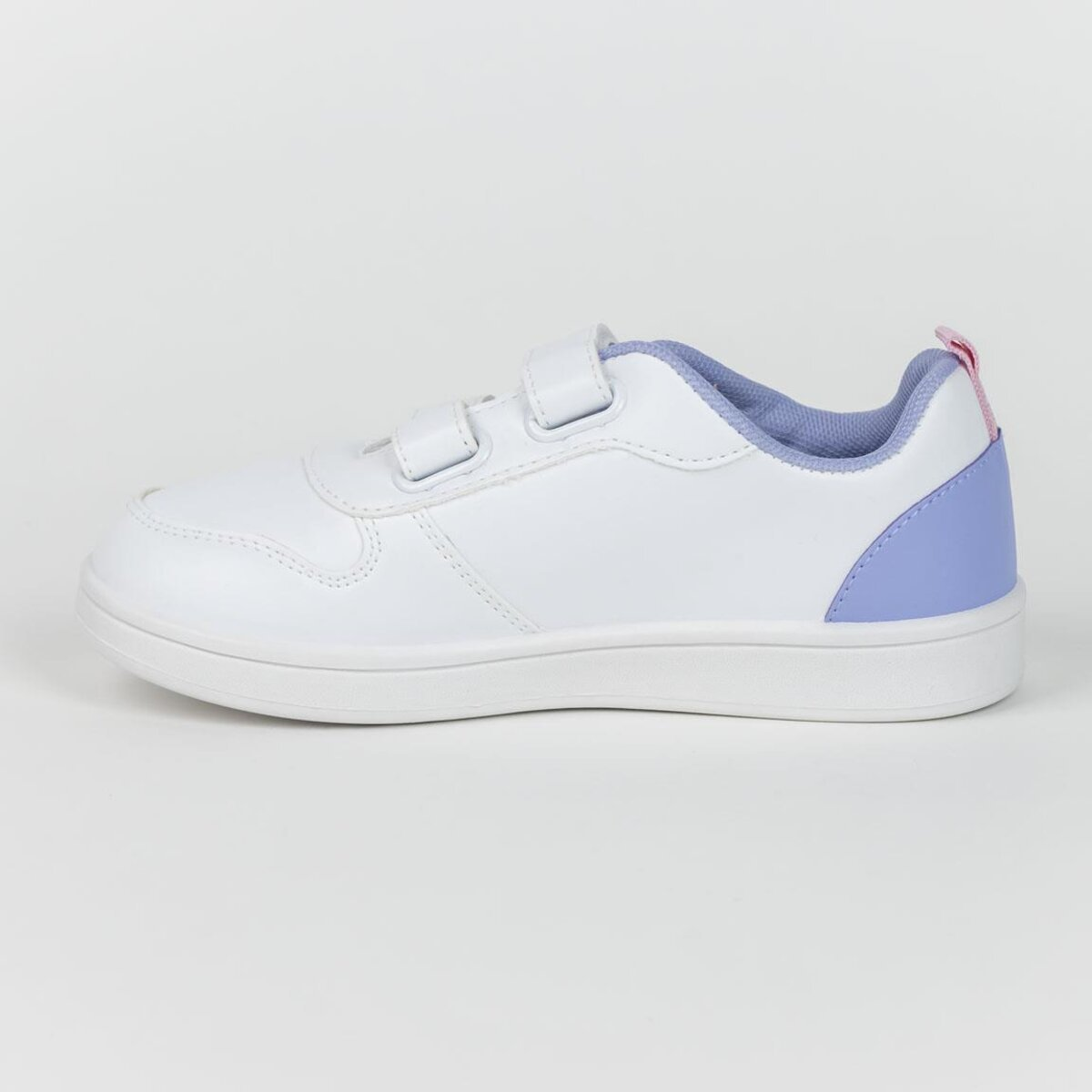 Una zapatilla blanca con detalles azules y rosas, una lengüeta rosa y dos correas.
