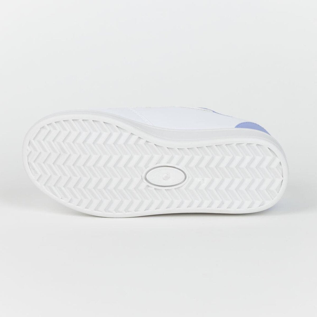 La suela de una zapatilla blanca, patrón de chevrón, con un acento azul en el talón.
