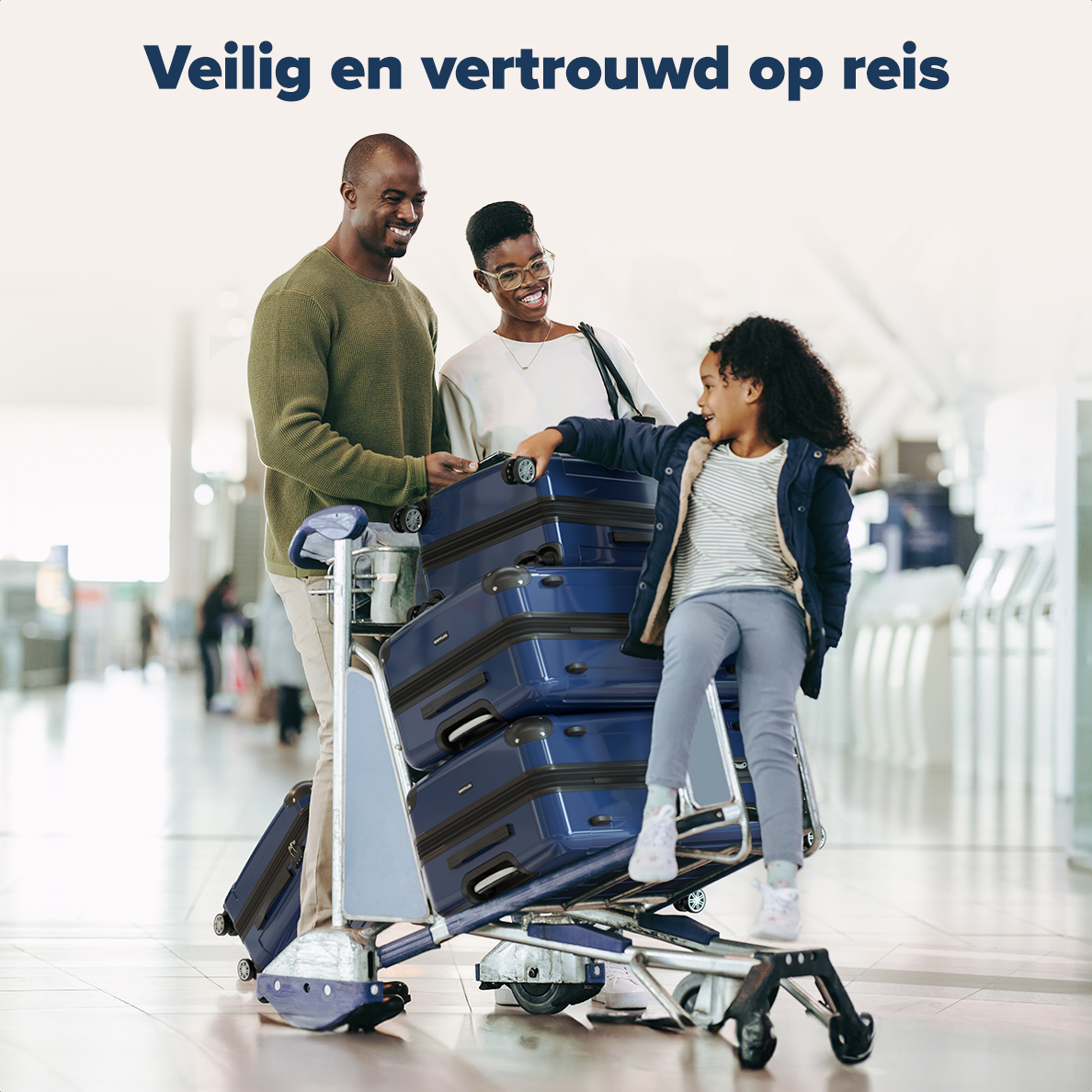 Een gezin op een luchthaven, die meerdere blauwe koffers op een bagagekar verplaatst, wat veilig en vertrouwd reizen suggereert.