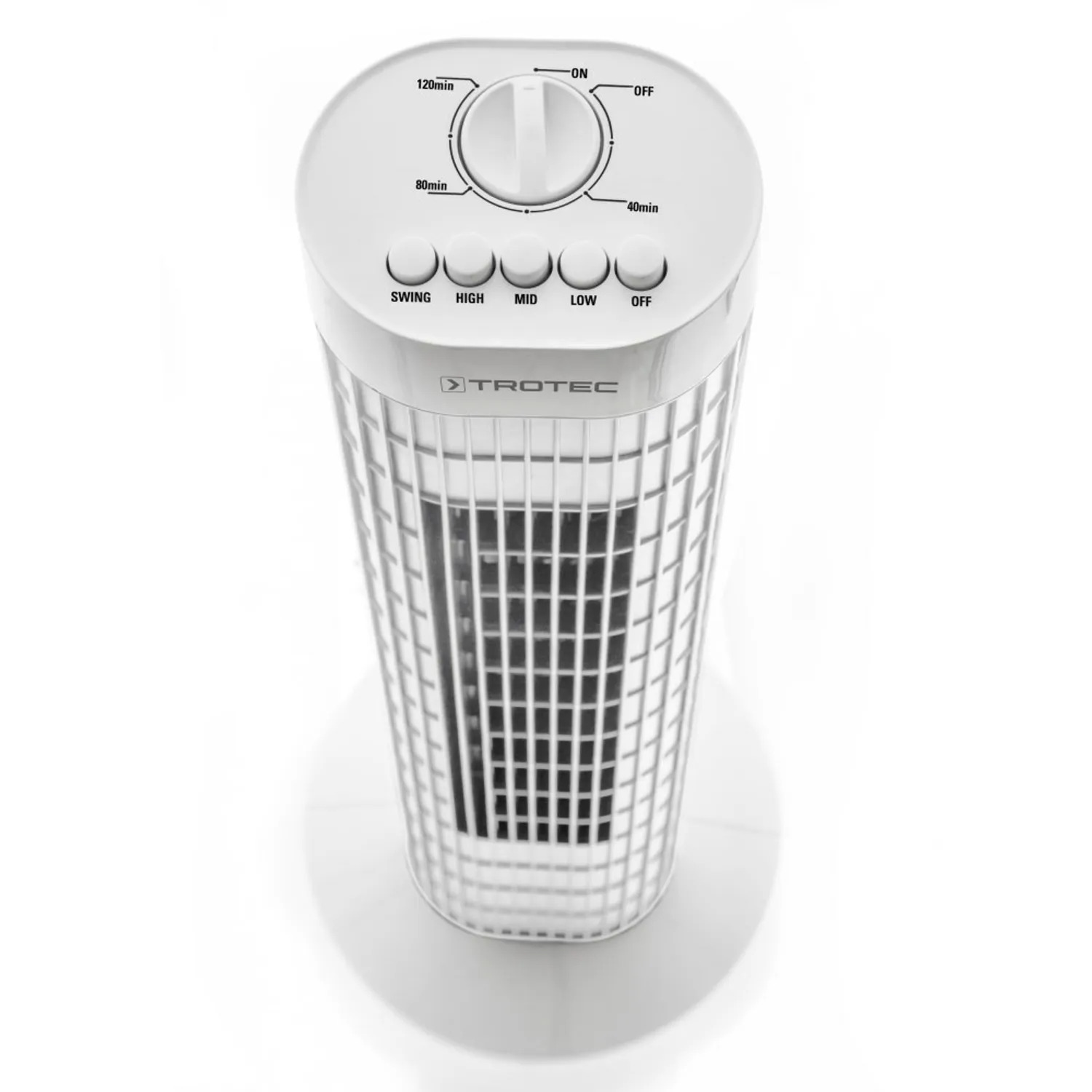 Ventilatore a torre bianco, vista dall'alto. Comandi: oscillazione, velocità, timer. Logo Trotec. Sfondo bianco.