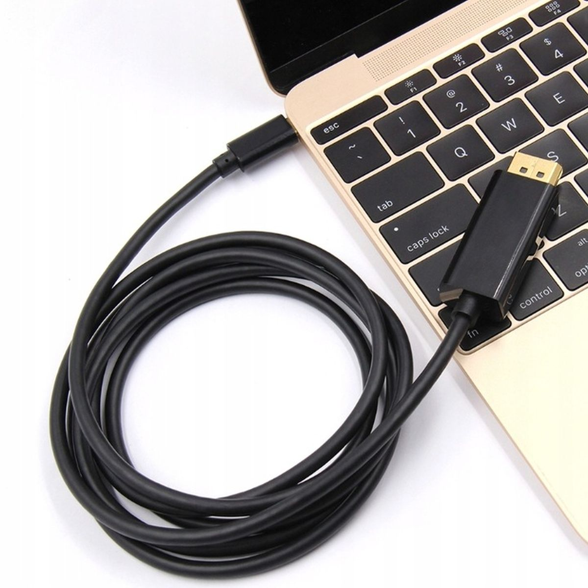 Czarny kabel jest podłączony do laptopa za pomocą adaptera portu wyświetlania.