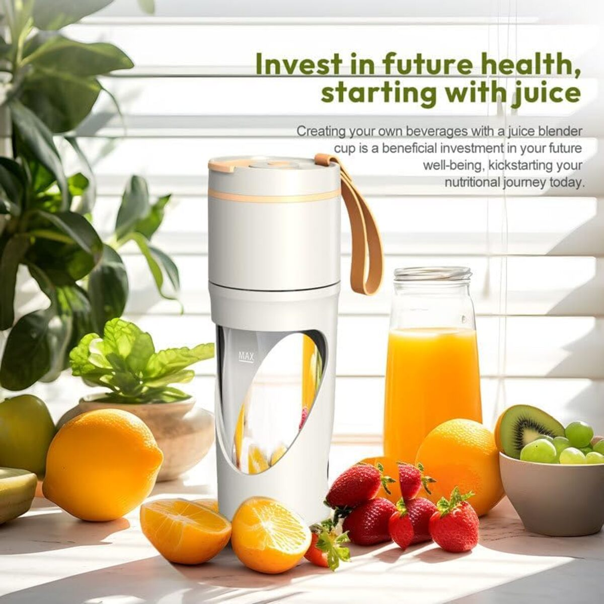 Licuadora con rodajas de naranja, jugo de naranja y otras frutas. La licuadora está enfocada, y las frutas al frente.