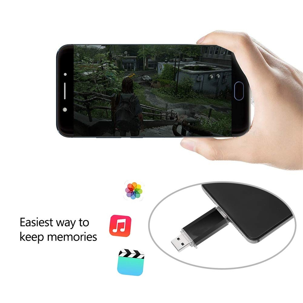 Hand hält Telefon, zeigt ein Spiel, Flash-Laufwerk eingesteckt.