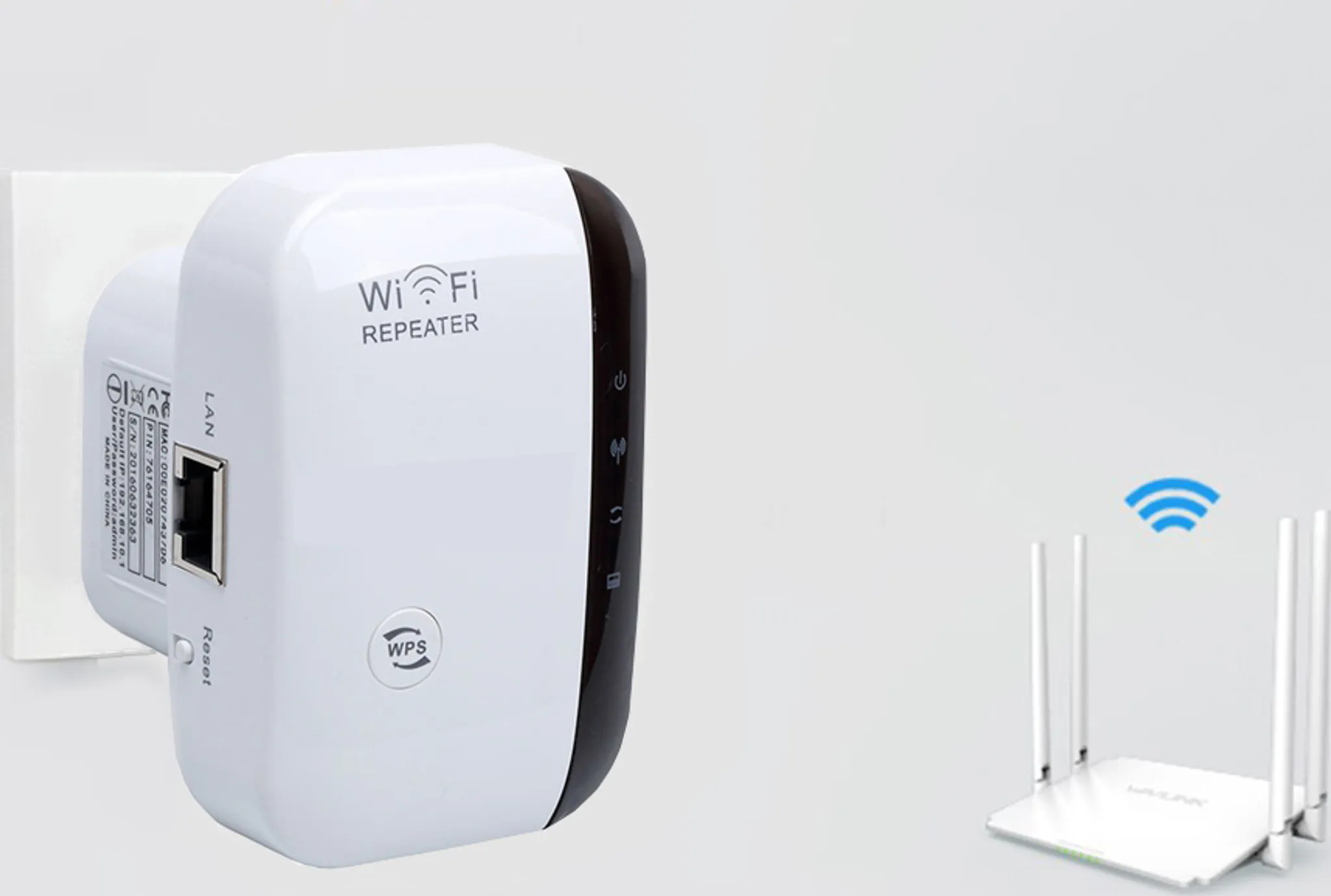 Weißer WLAN-Repeater in einer Steckdose. Ein Router ist in der Nähe, mit einem WLAN-Signal.