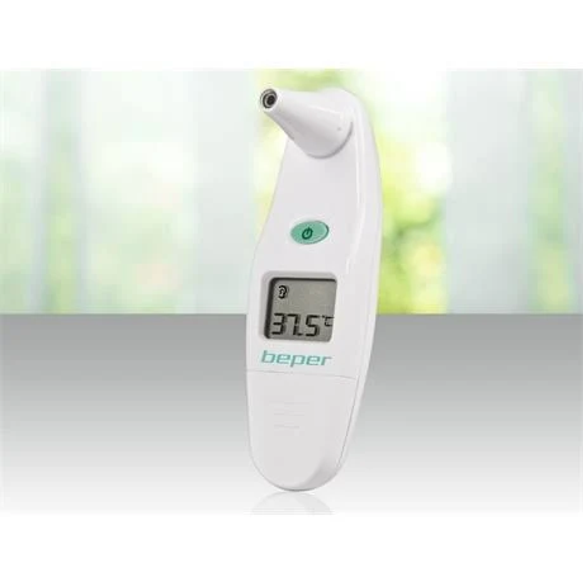 Un termometro auricolare bianco con un pulsante verde che mostra una temperatura digitale di 37,5.