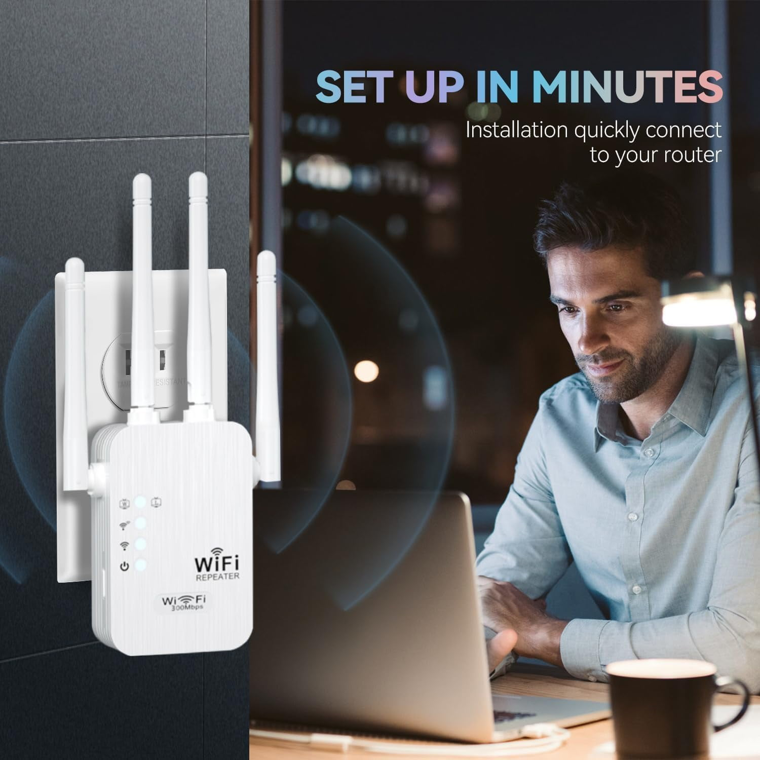 Ein Mann benutzt einen Laptop neben einem an der Wand montierten WLAN-Repeater. Die Szene ist nachts.