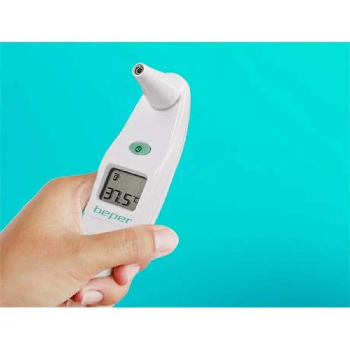 Mano che tiene un termometro auricolare digitale bianco, che mostra la temperatura 37,5. Sfondo blu.