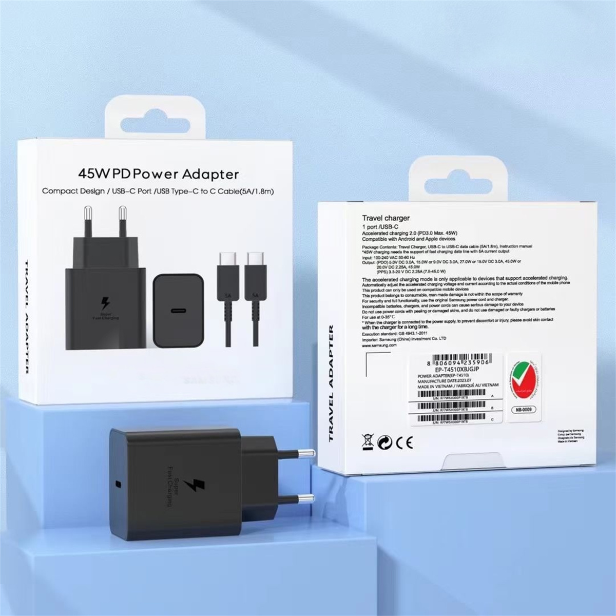 Zwei weiße Boxen mit schwarzen Ladegeräten und Kabeln; Text lautet '45W PD Power Adapter'.