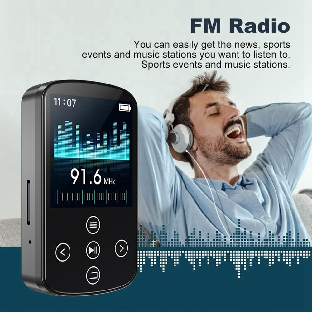 Ein schwarzer MP3-Player mit Bildschirm zeigt eine Radioschnittstelle. Ein Mann im blauen Hemd hört mit Kopfhörern zu.