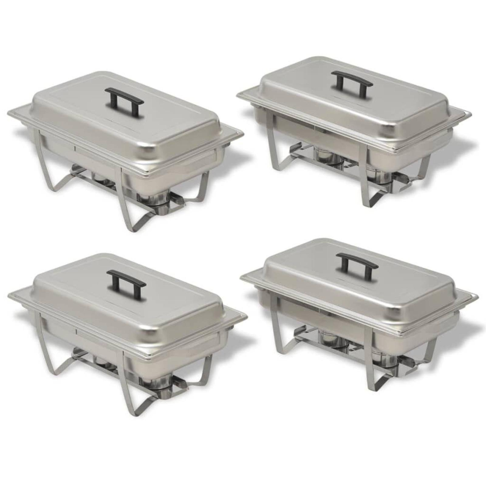 Vier silberne Chafing Dishes mit schwarzen Griffen. Weißer Hintergrund. Rechteckige Form. Metallkonstruktion.
