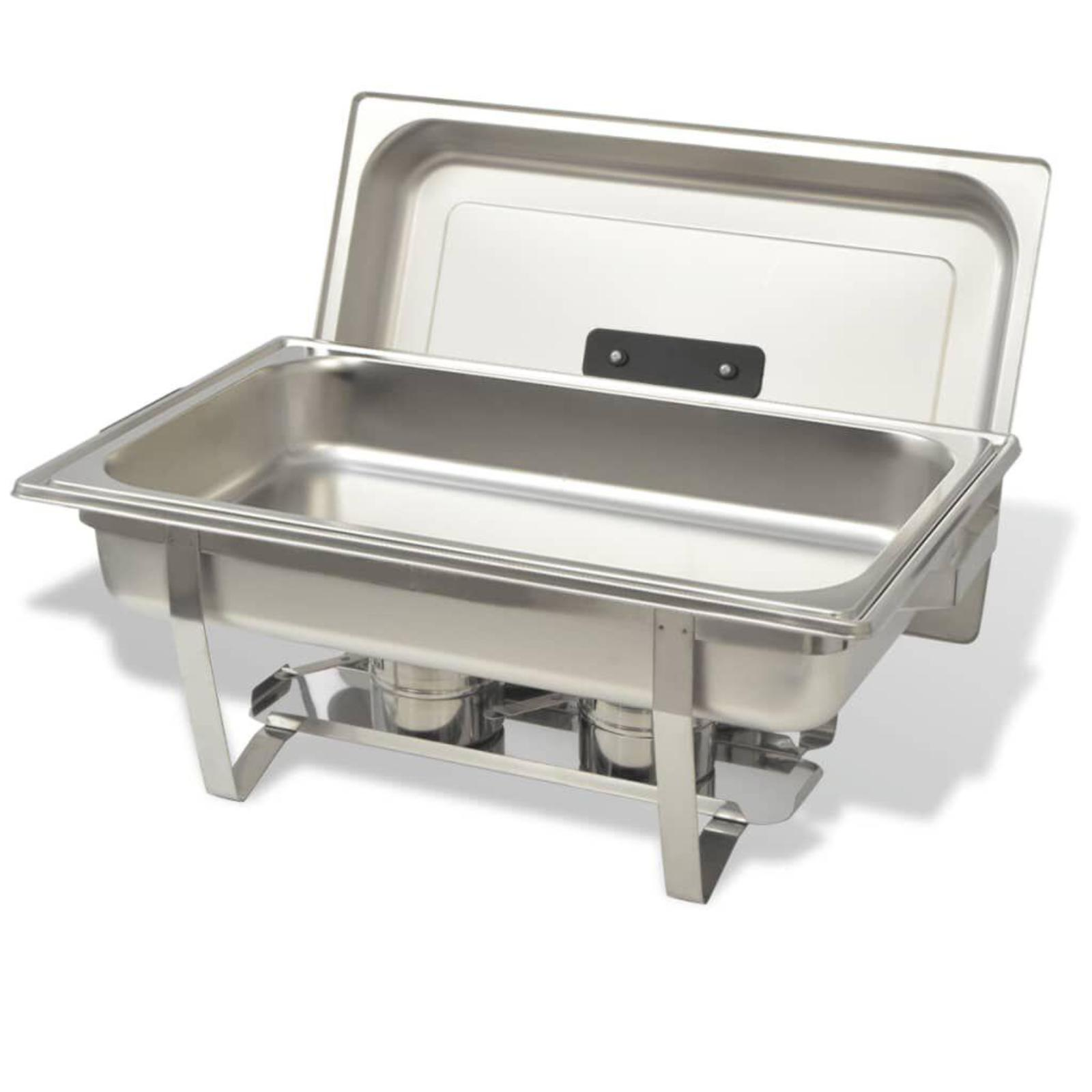 Edelstahl-Chafing-Dish, offen. Das Gericht steht auf einem Metallrahmen mit Brennstoffhaltern.
