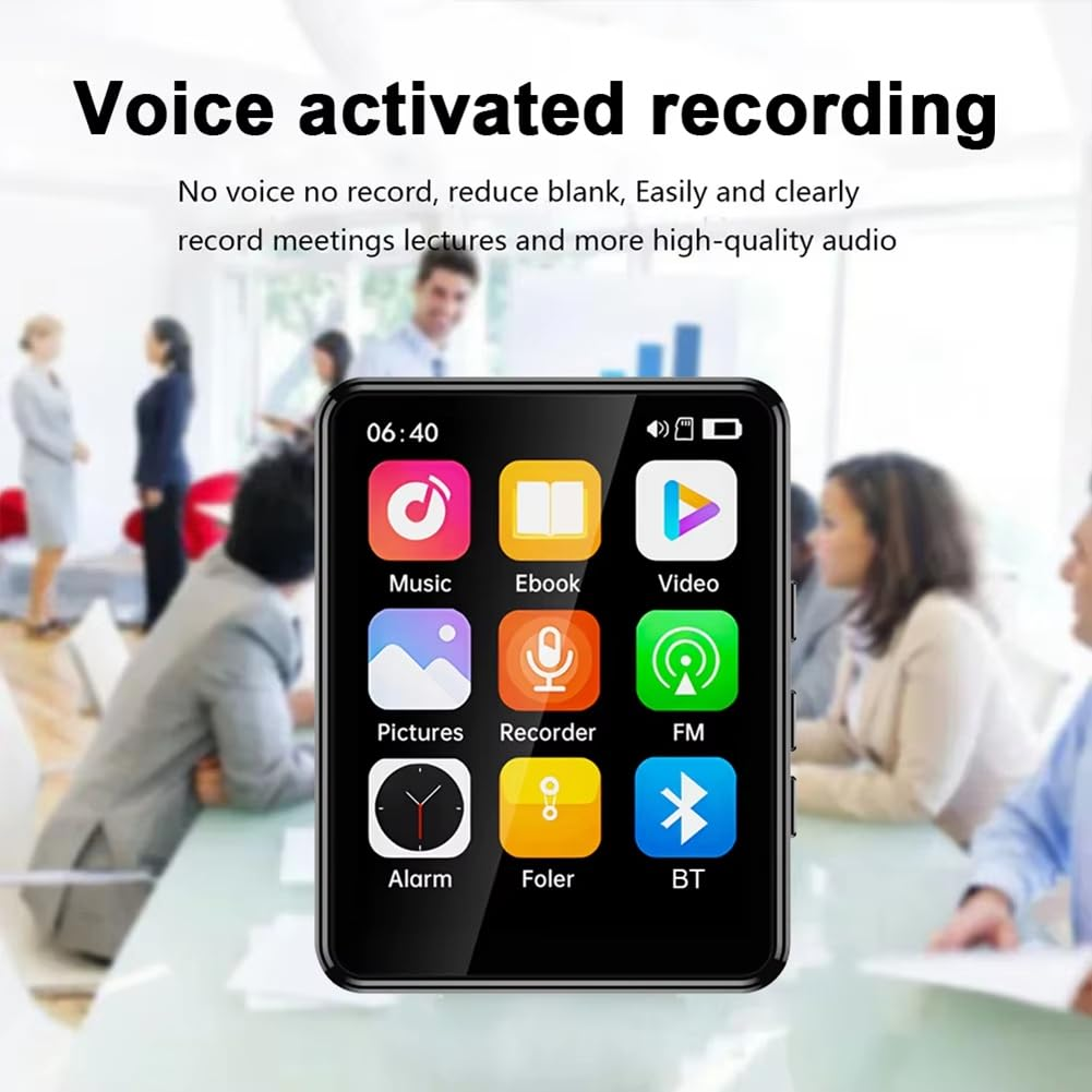 Ein kleiner schwarzer Audiorekorder mit Bildschirm, der App-Icons zeigt, und Personen im Hintergrund.