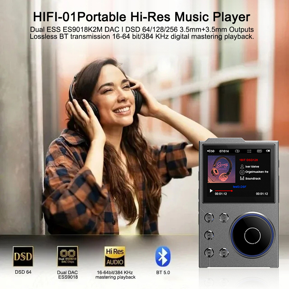 Frau hört Musik auf einem tragbaren Musikplayer. Der Player zeigt einen Titel und hat Tasten.