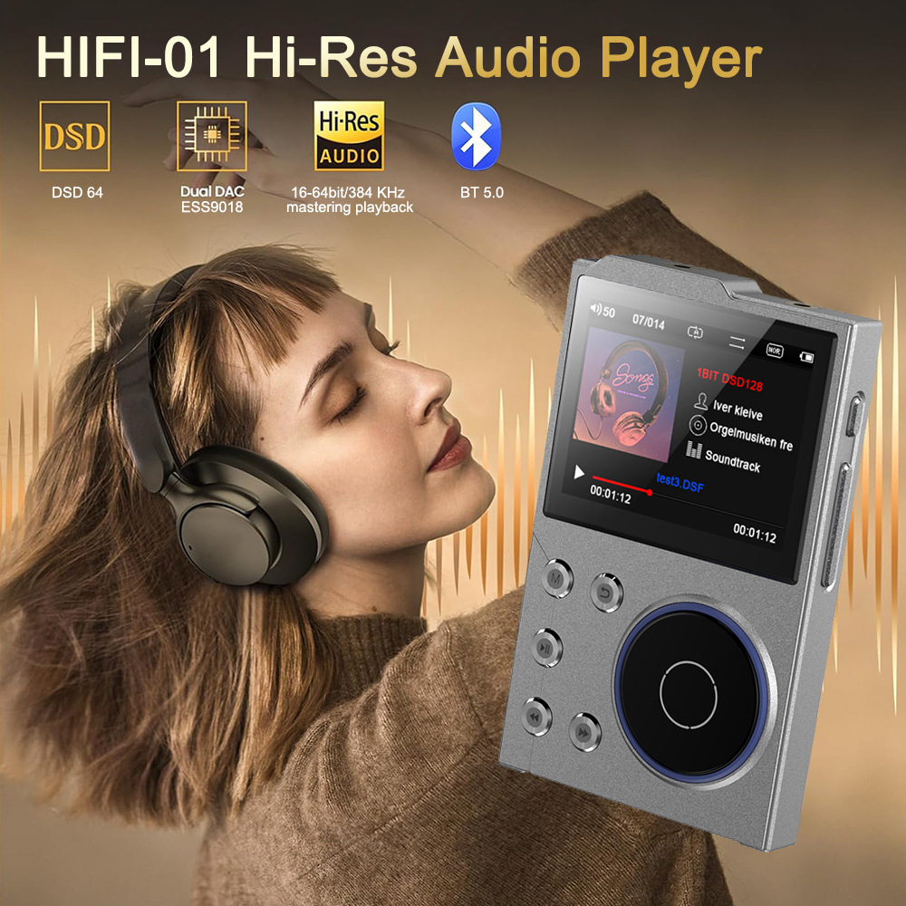 Silberner HiFi-Audioplayer mit Kopfhörern, Frau, weiße Oberfläche.