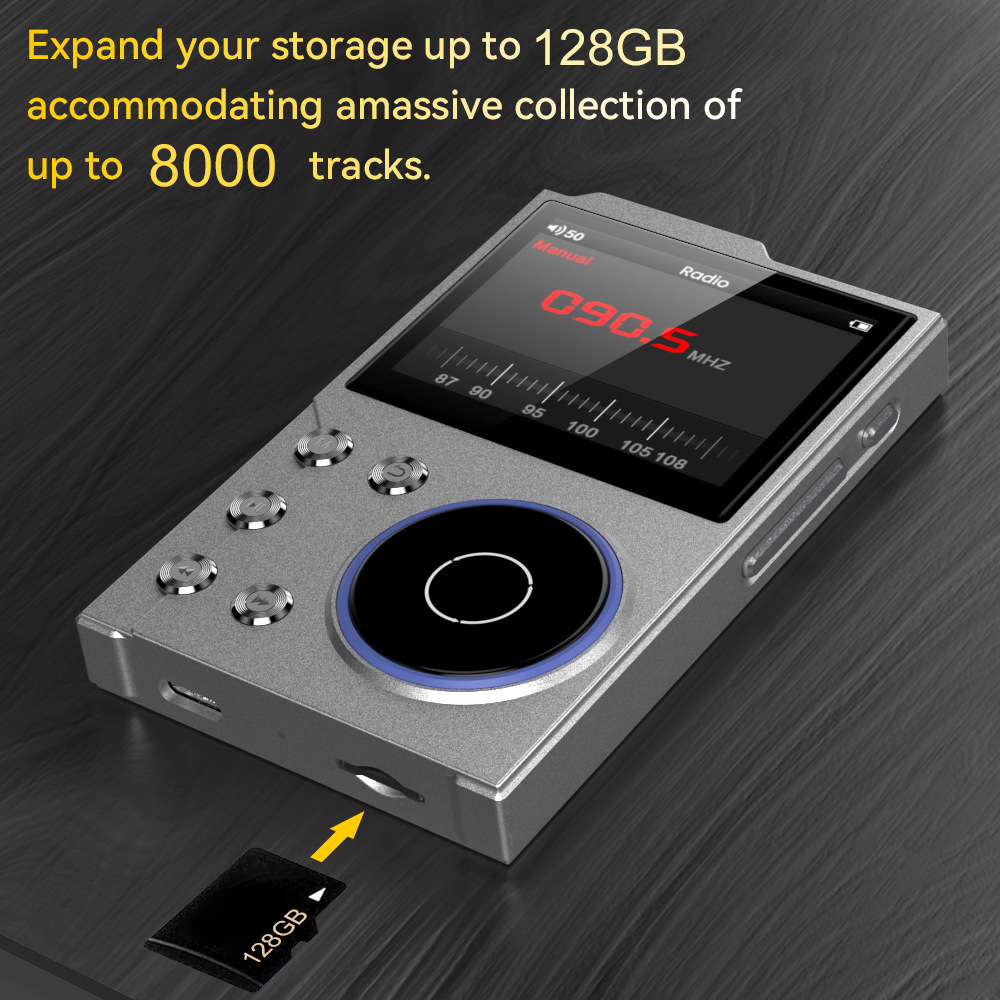 Ein silberner MP3-Player mit Bildschirm. Er hat eine 128GB SD-Karte und zeigt eine 'Radio'-Oberfläche.