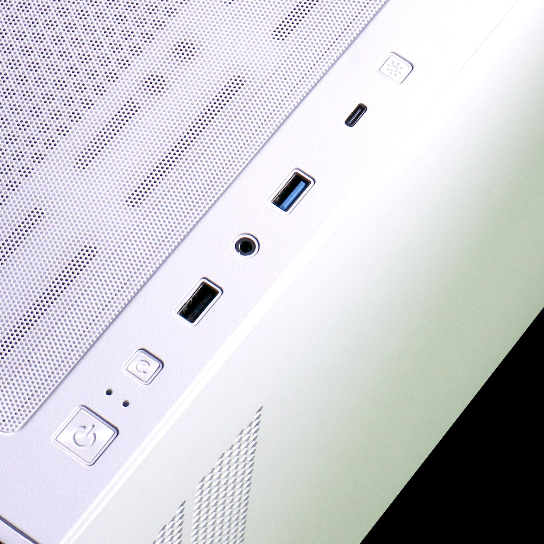 Weißes Computergehäuse mit Knöpfen und Anschlüssen. Ein Netzschalter und USB-Anschlüsse sind sichtbar.