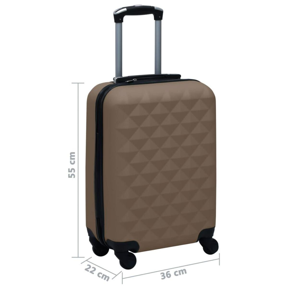 Brauner Koffer mit den Maßen 55x36x22 cm. Er hat einen Griff und Räder. Weißer Hintergrund.