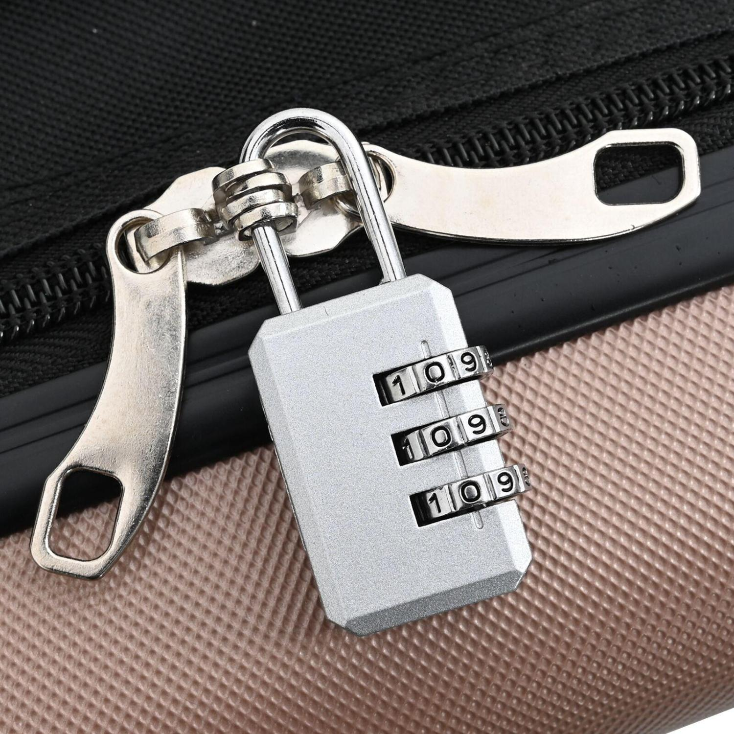 Ein graues Zahlenschloss an einem Koffer. Der Code ist auf 109 eingestellt. Der Reißverschluss und der Koffer sind sichtbar.