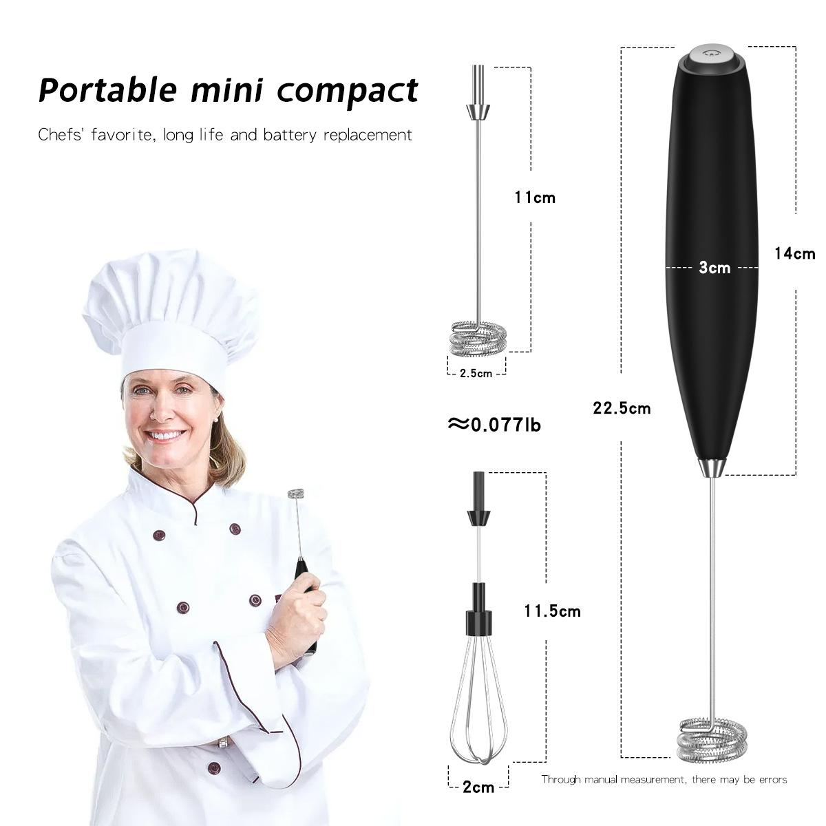 Ein Koch hält einen Mini-Schneebesen mit Produktdiagrammen. Abmessungen sind angegeben. Produktbeschreibung ist vorhanden.