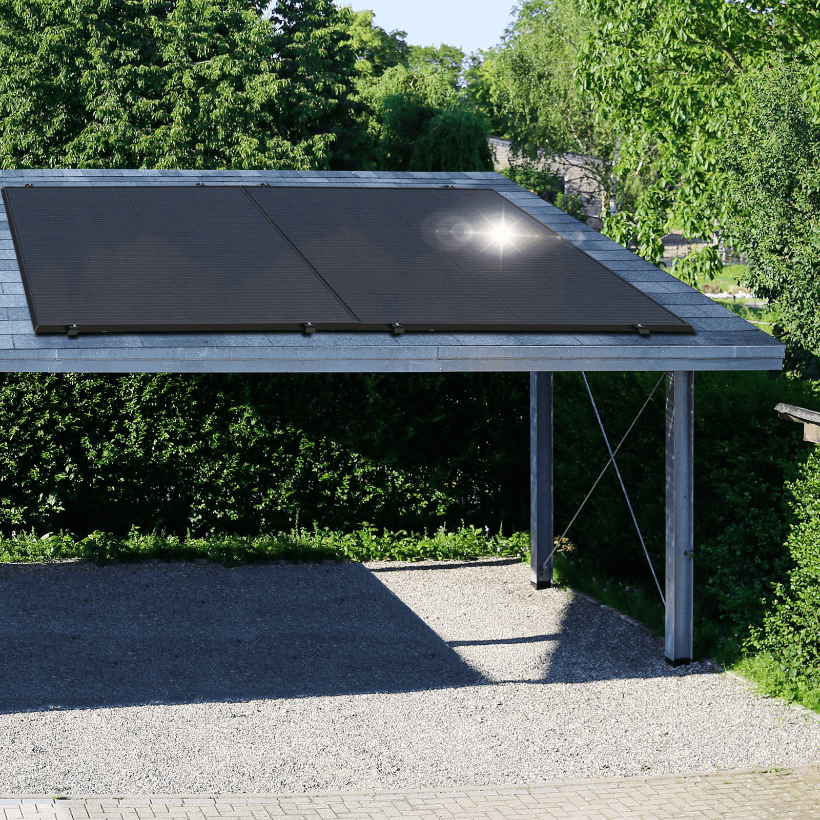 Carport mit Sonnenkollektoren. Die Paneele sind schwarz. Der Carport hat ein graues Dach. Bäume und Büsche im Hintergrund.