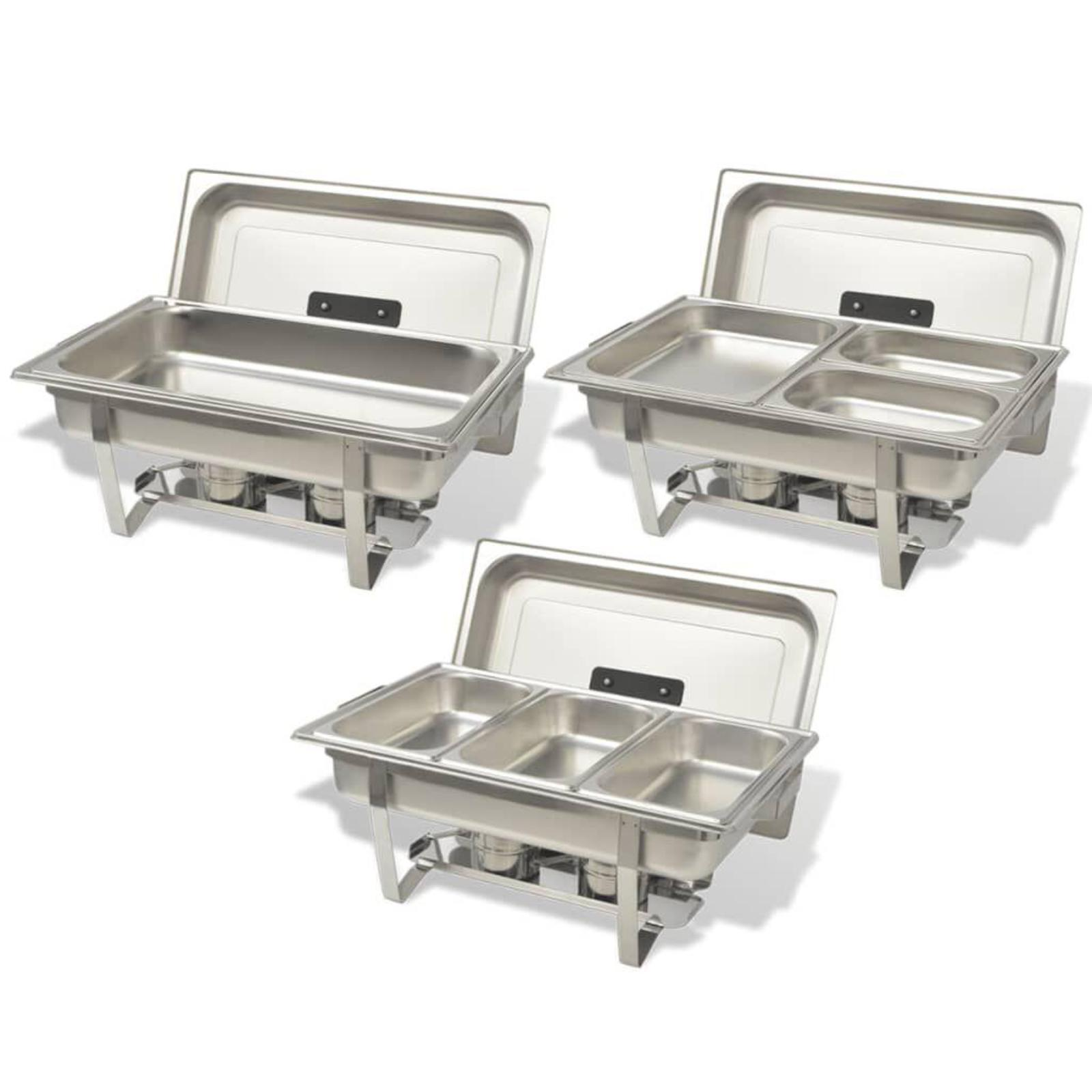 Drei Edelstahl-Buffet-Chafing-Gerichte, offen, auf weißem Hintergrund.