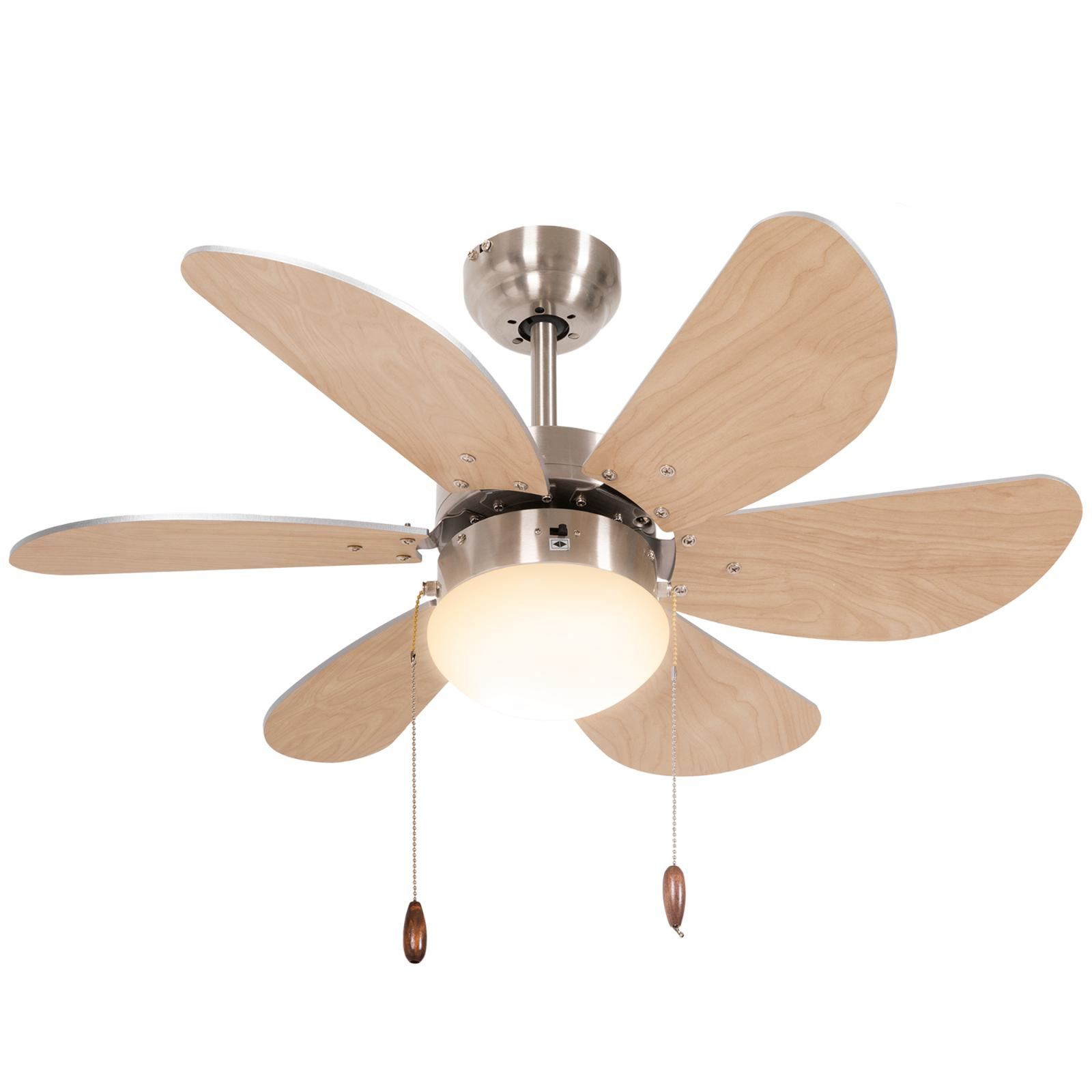 Deckenventilator mit Licht, sechs helle Holzblätter und ein silbernes Motorgehäuse auf weißem Hintergrund.