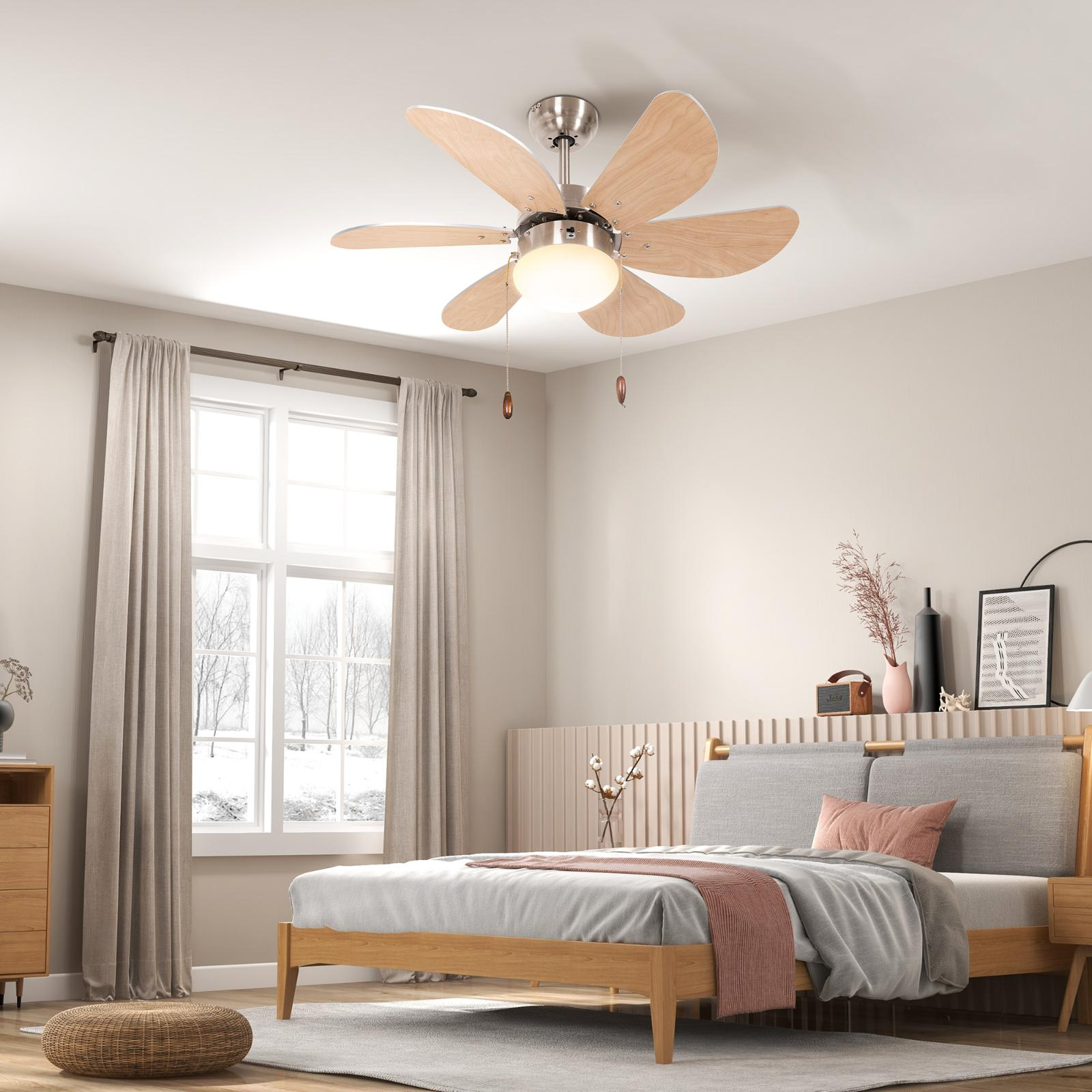 Schlafzimmer mit Deckenventilator, Bett und Vorhängen. Der Ventilator hat Holzblätter und ein zentrales Licht.