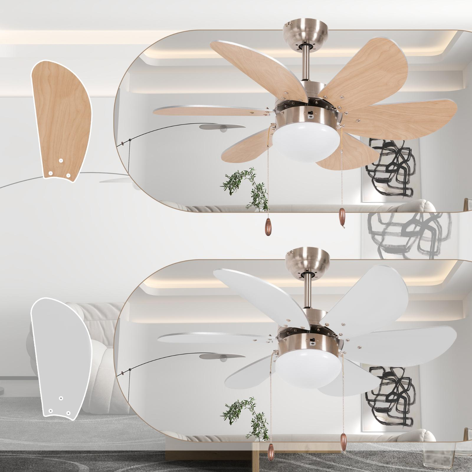 Zwei Deckenventilatoren mit Holz- und weißen Flügeln. Ein Ventilator hat befestigte Flügel.