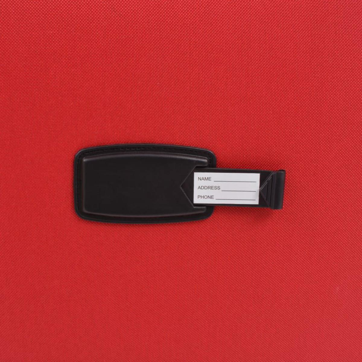 Roter Koffer mit schwarzem Anhänger; Name, Adresse und Telefonnummer sind sichtbar.