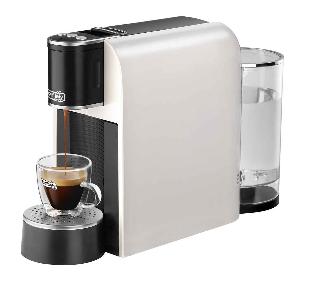 Eine weiß-schwarze Caffitaly-Kaffeemaschine. Kaffee fließt in eine Glastasse.