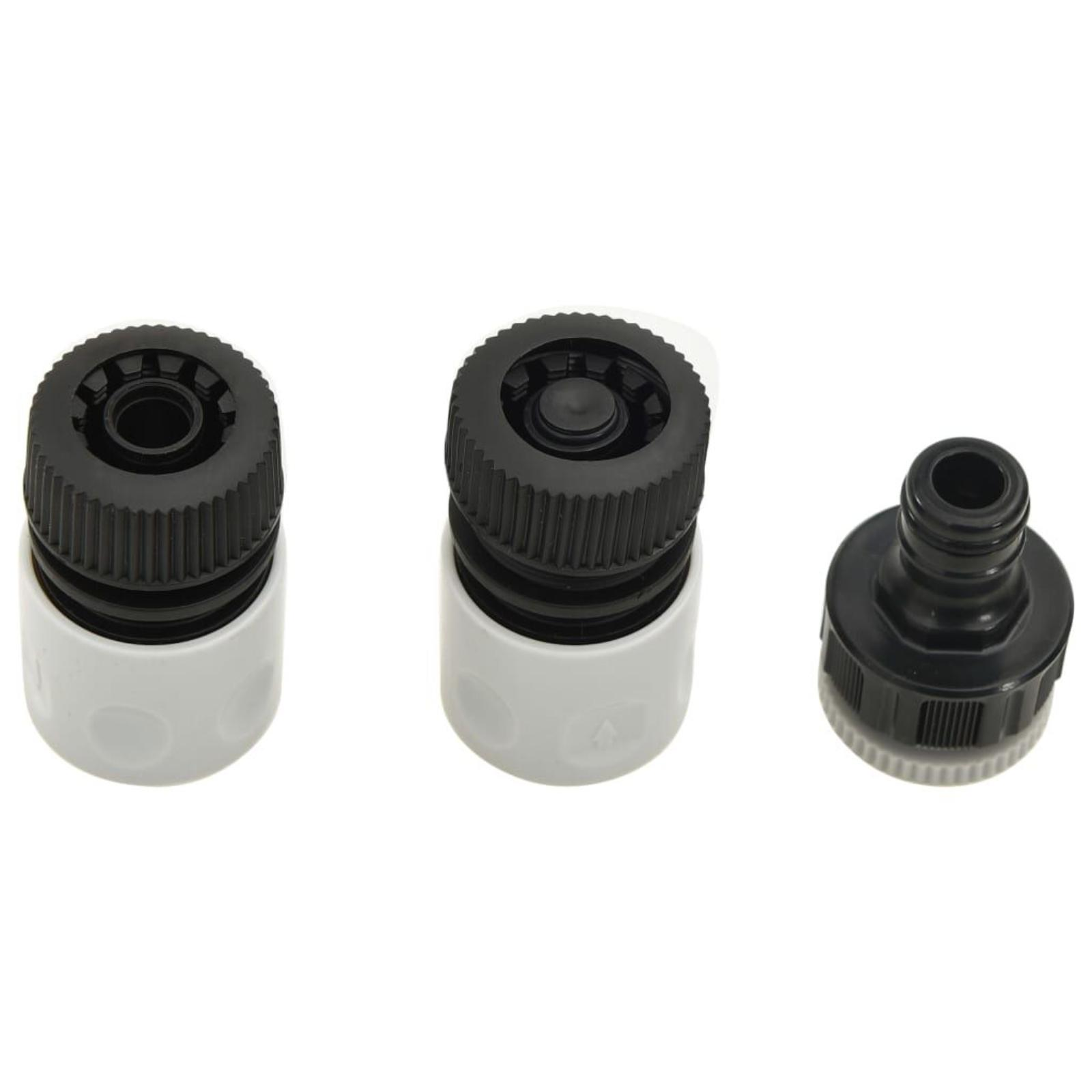 Drei Stecker und ein Adapter, weiß und schwarz, für den Gartenschlauch.