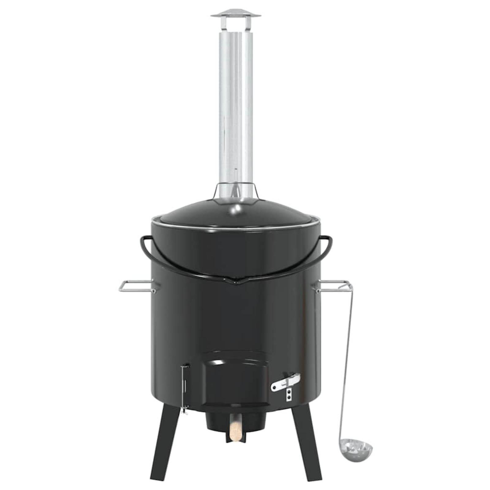Schwarzer Outdoor-Kocher mit Schornstein und Schöpflöffel, auf schwarzem Dreibein.