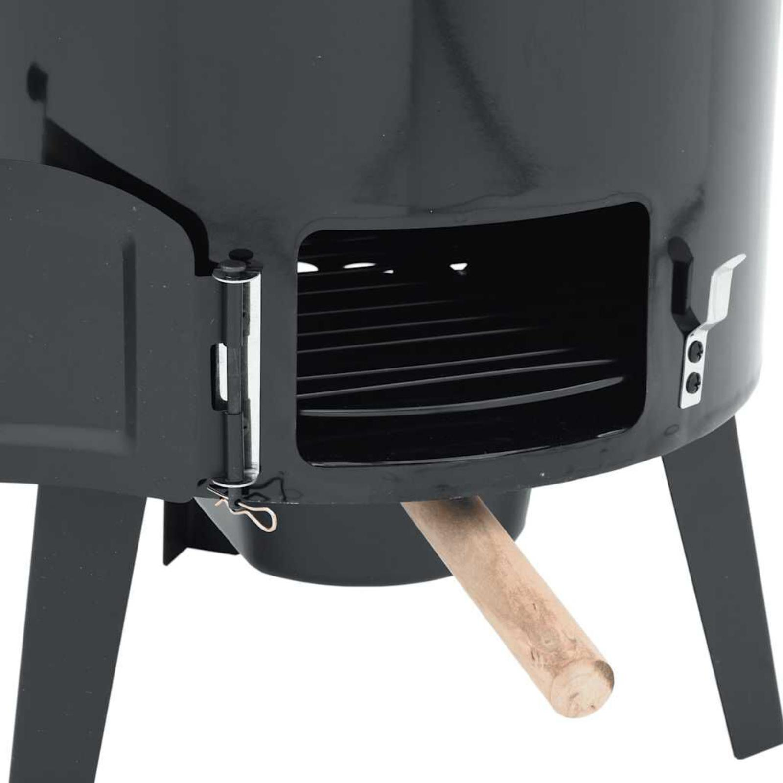 Ein schwarzer Metall-Räucherofen mit offener Tür, die einen Grill im Inneren und einen Holzgriff zeigt.