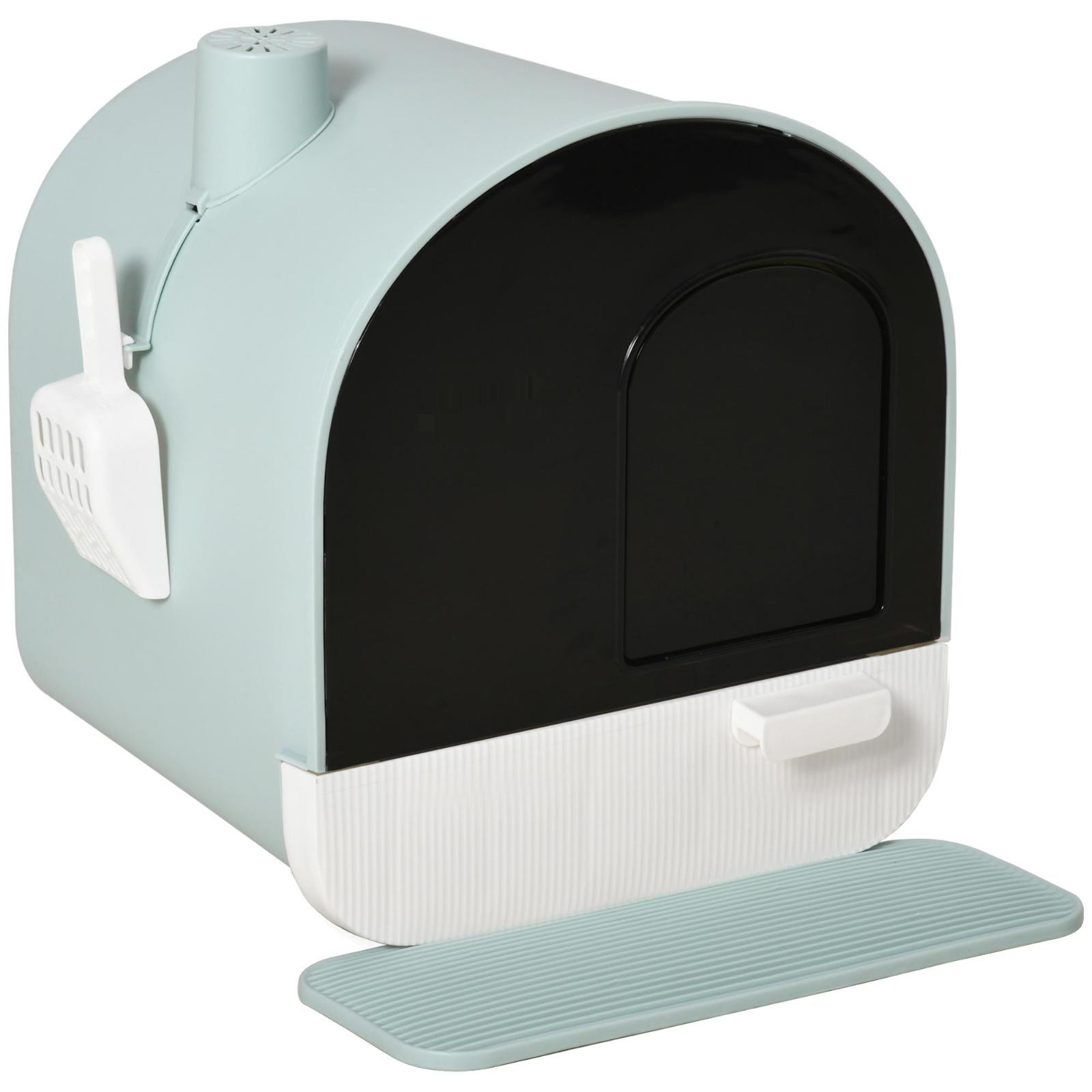 Eine hellblaue Katzentoilette mit schwarzer Tür, Schaufel und Fußmatte.