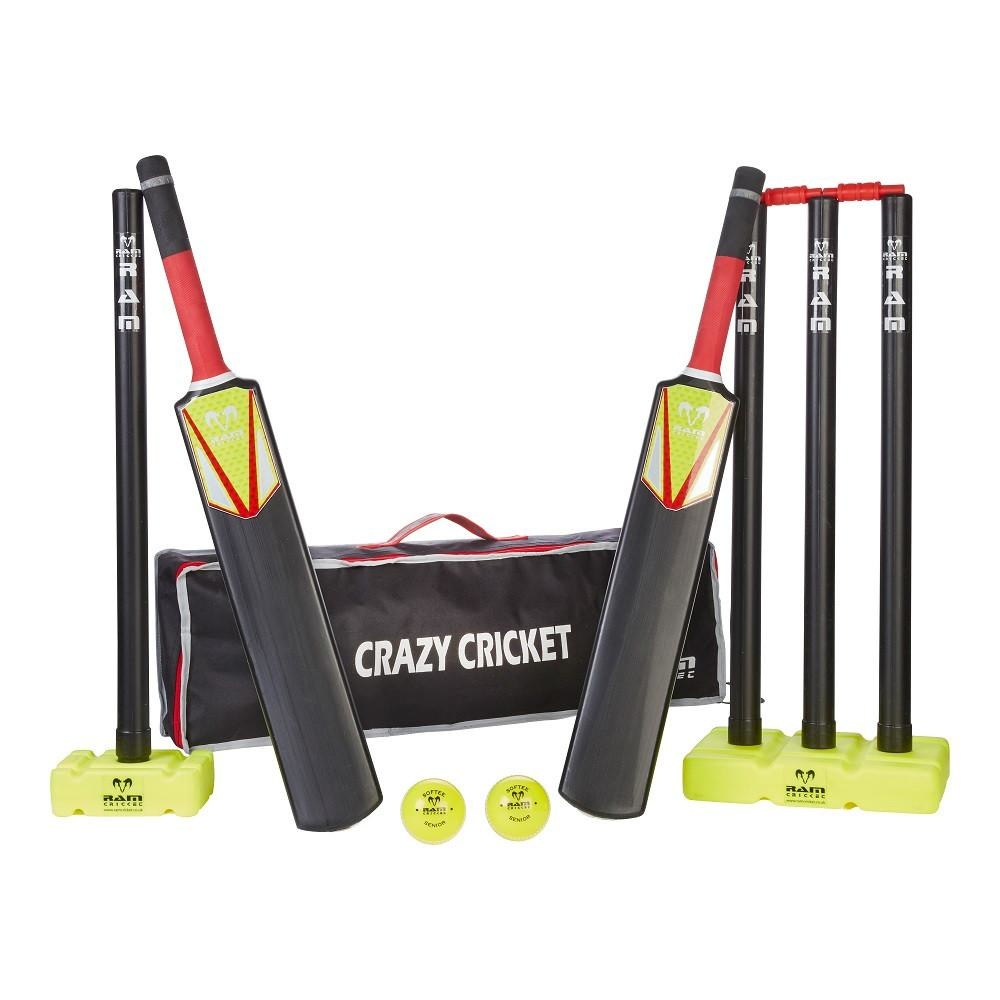 Cricket-Set mit zwei Schlägern, zwei Wickets, zwei Bällen und einer schwarzen Tragetasche.