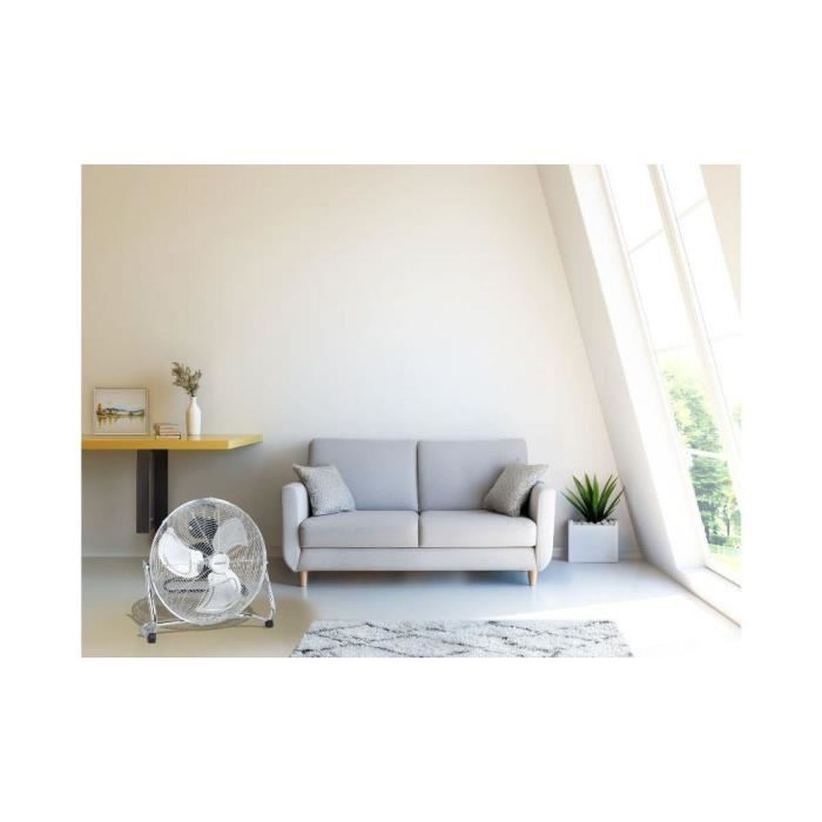 Rauminnenraum. Ventilator, Sofa mit Kissen, Pflanze, Teppich, Fenster und Schreibtisch mit Kunstwerk.
