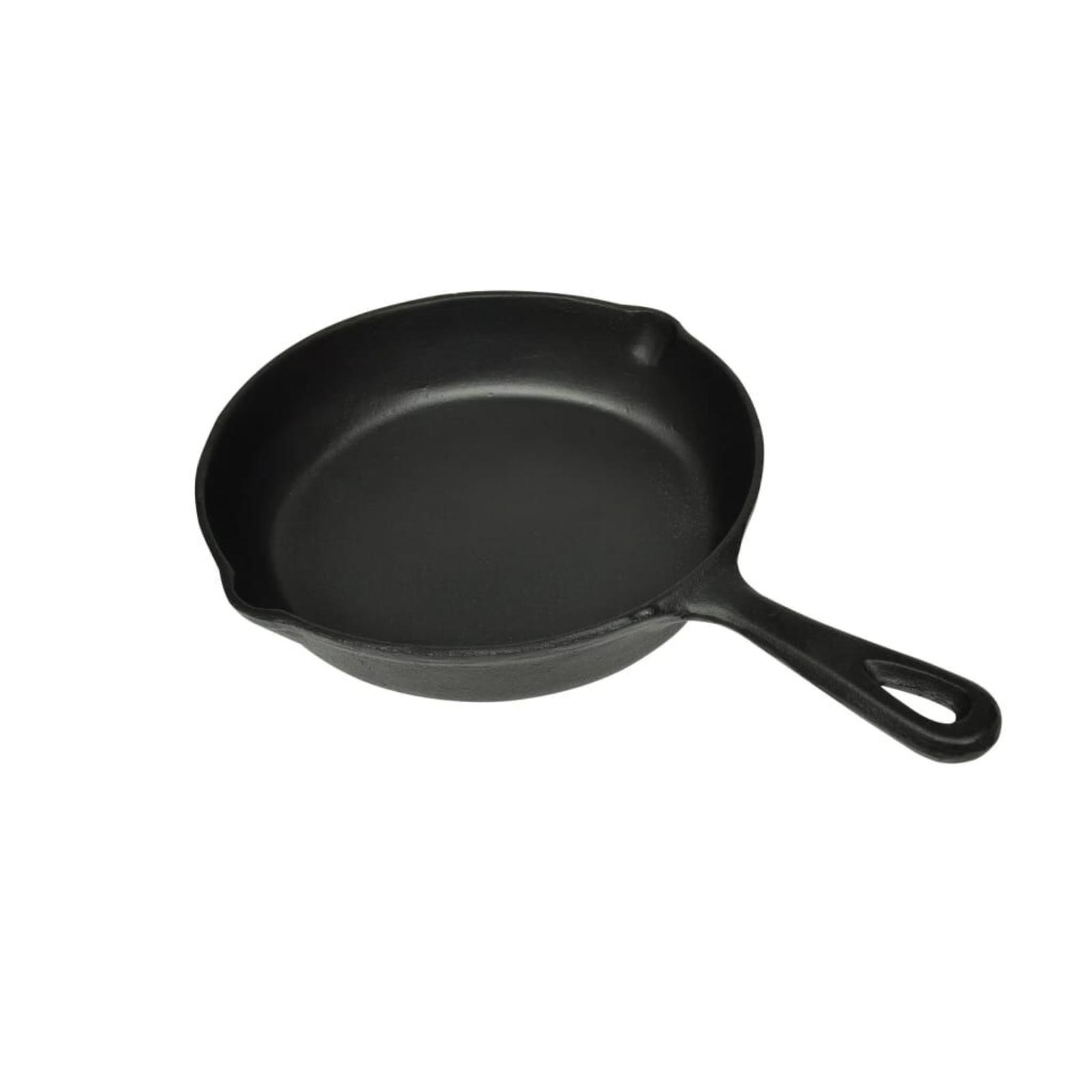 Schwarze Gusseisenpfanne mit langem Griff, auf weißem Hintergrund.