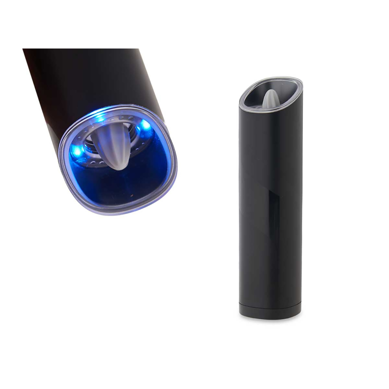 Zwei schwarze elektrische Pfeffermühlen. Eine ist abgewinkelt, zeigt blaues Licht.