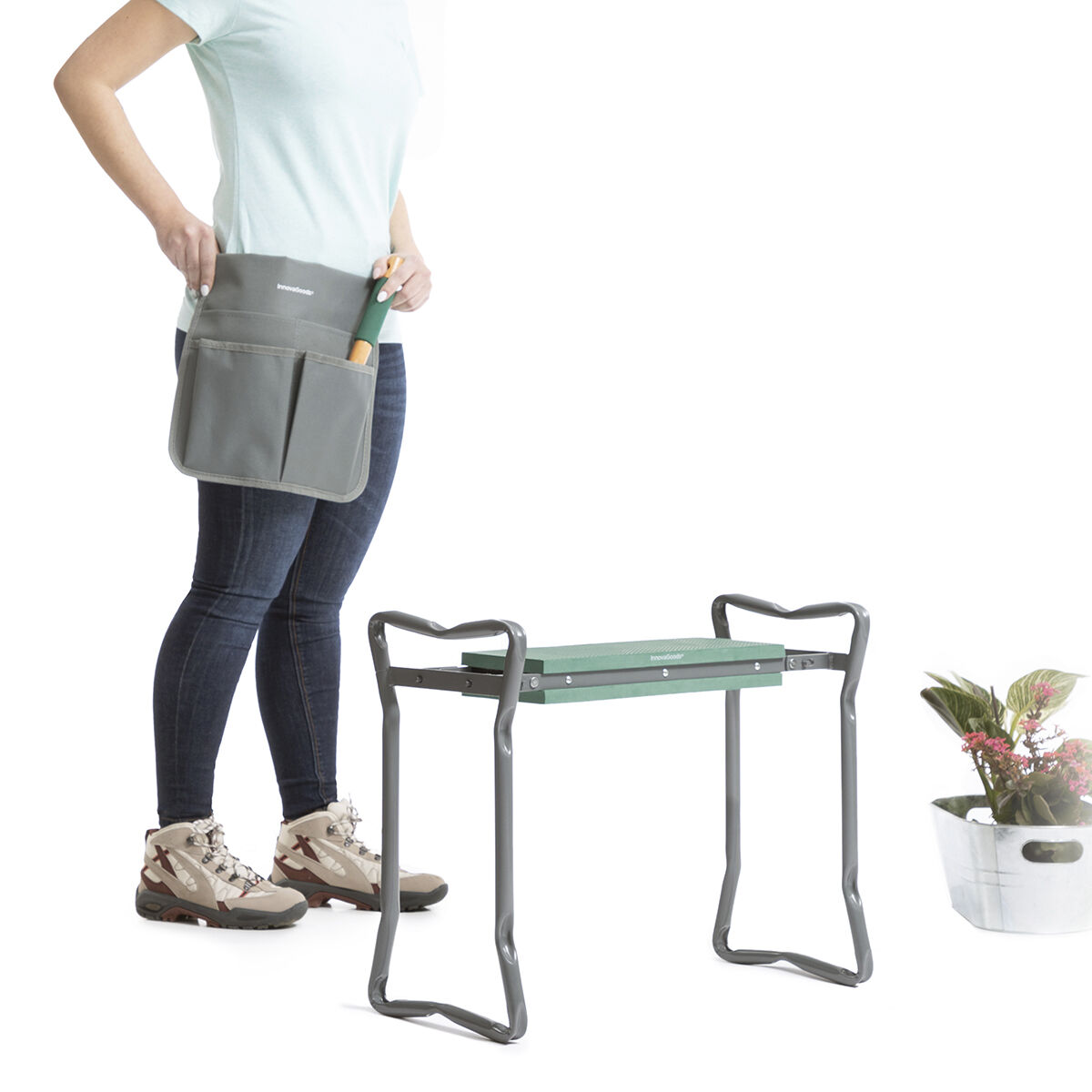 Una donna con borsa e sgabello da giardinaggio con una pianta in vaso.
