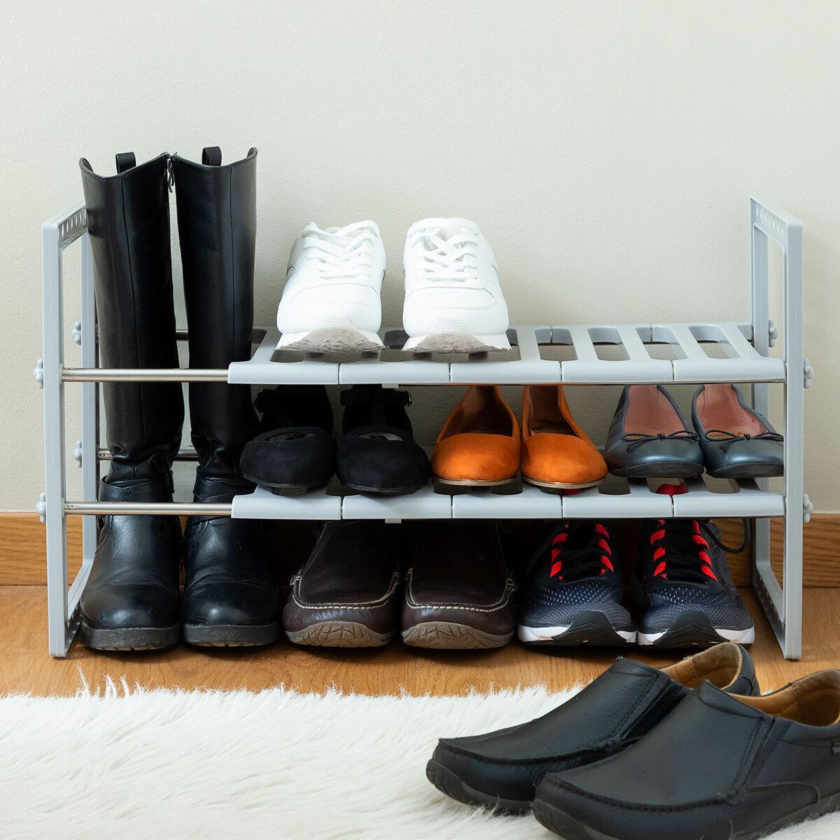 Scaffale per scarpe con varie scarpe e stivali. Include scarpe da ginnastica, ballerine e stivali.