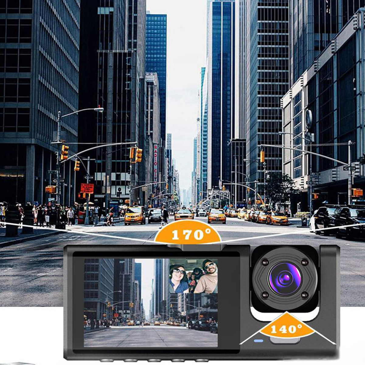 Dashcam, die eine Stadtstraßenszene mit Weitwinkel und Personen in der Kamera zeigt.