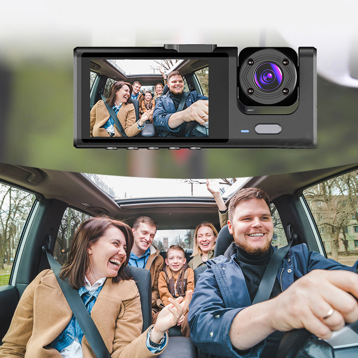 Dashcam-Bildschirm, der eine Familie im Auto zeigt, mit dem Innenraum des Autos.