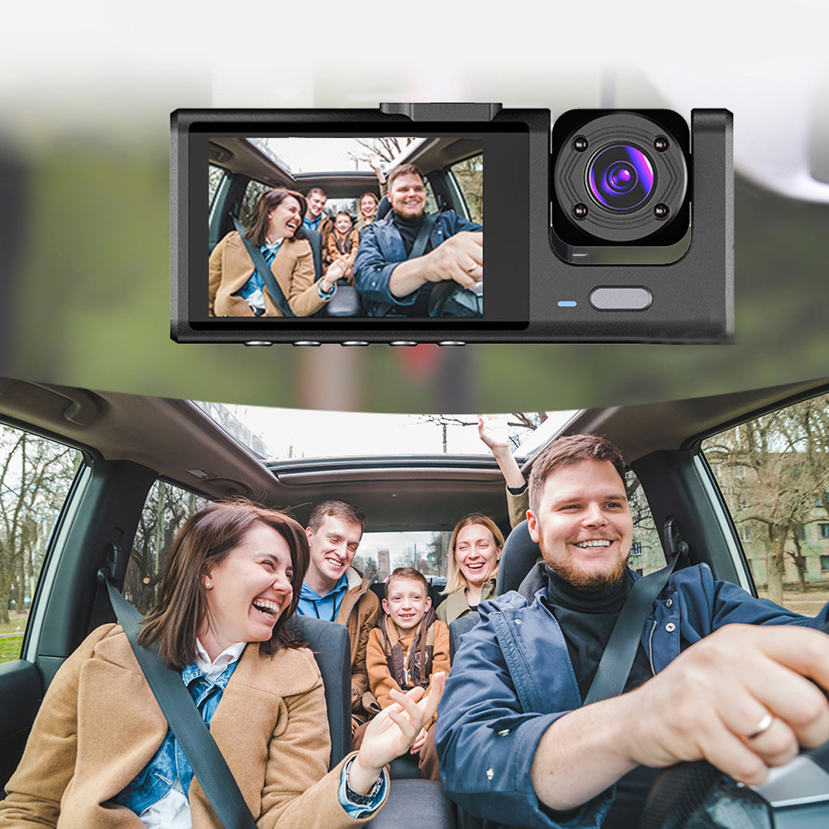 Armaturenbrettkamera, die eine Familie im Auto anzeigt, mit Blick auf die Straße voraus.