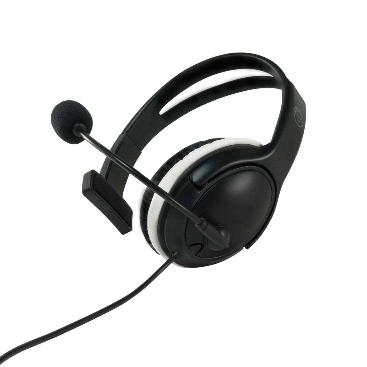 Schwarz-weißes Gaming-Headset. Mikrofon an einem flexiblen Arm. Weiße Polsterung an den Ohrmuscheln.