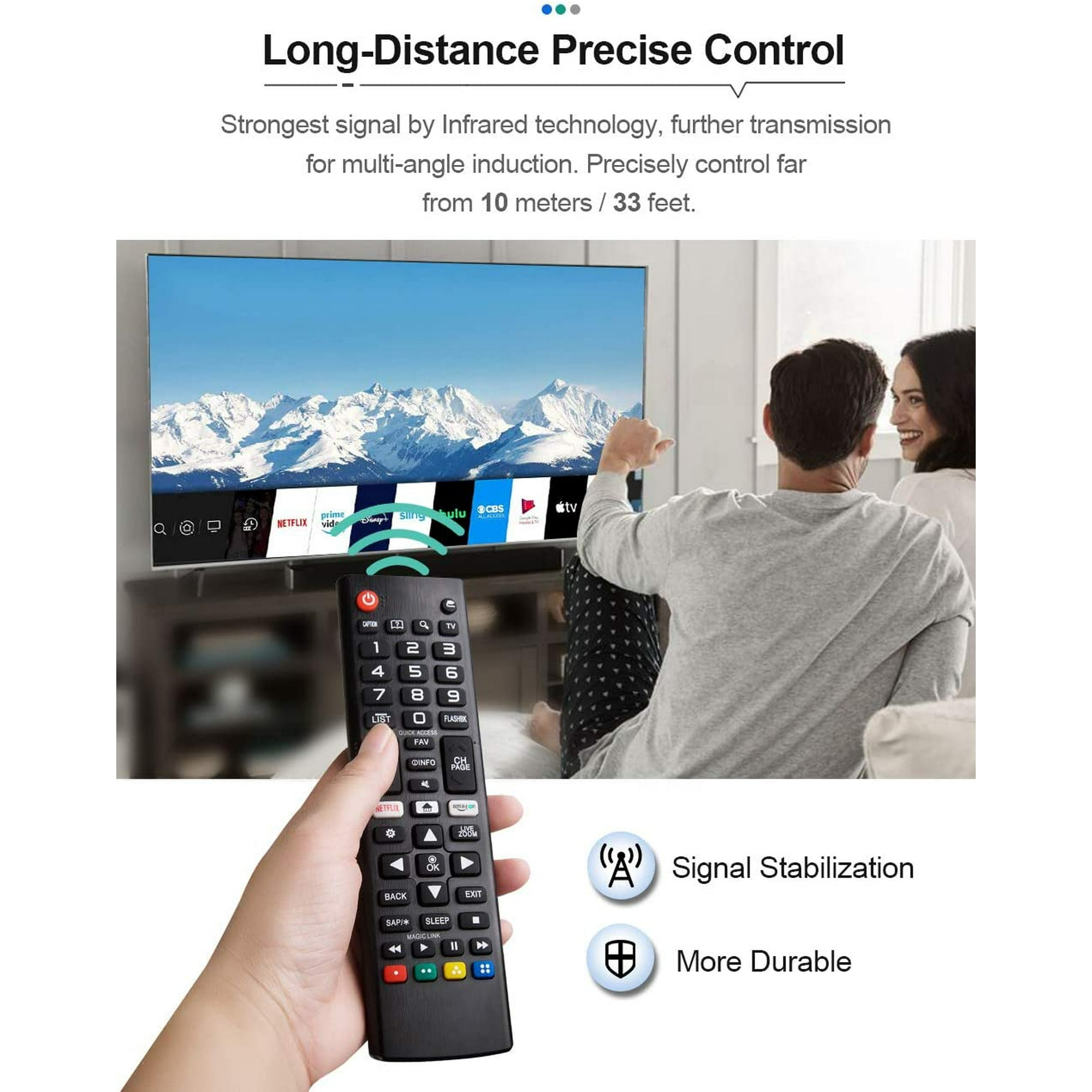 Eine Person hält eine TV-Fernbedienung vor einem Fernseher. Ein Paar schaut im Hintergrund fern.