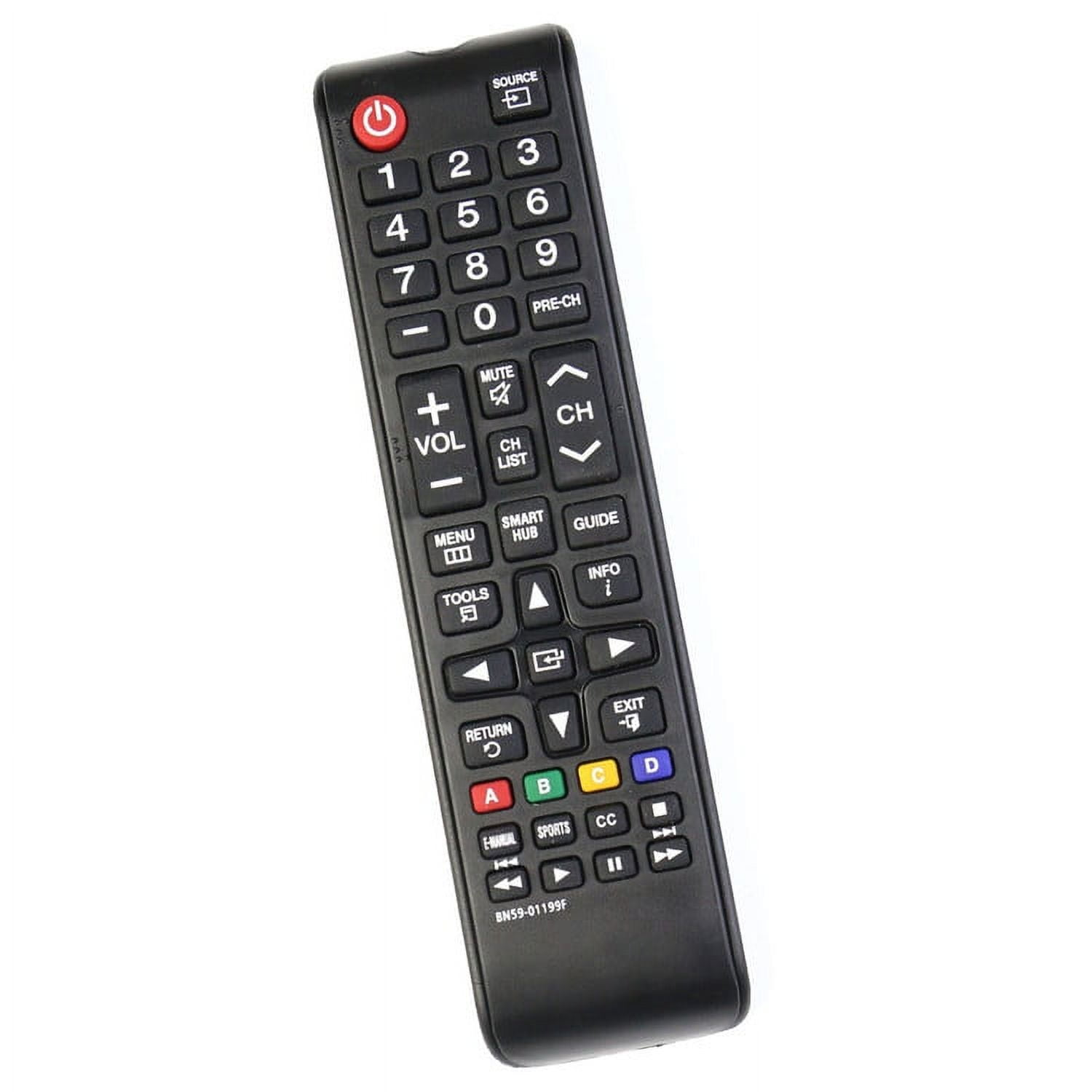 Schwarze TV-Fernbedienung mit vielen Knöpfen, auf weißem Hintergrund.