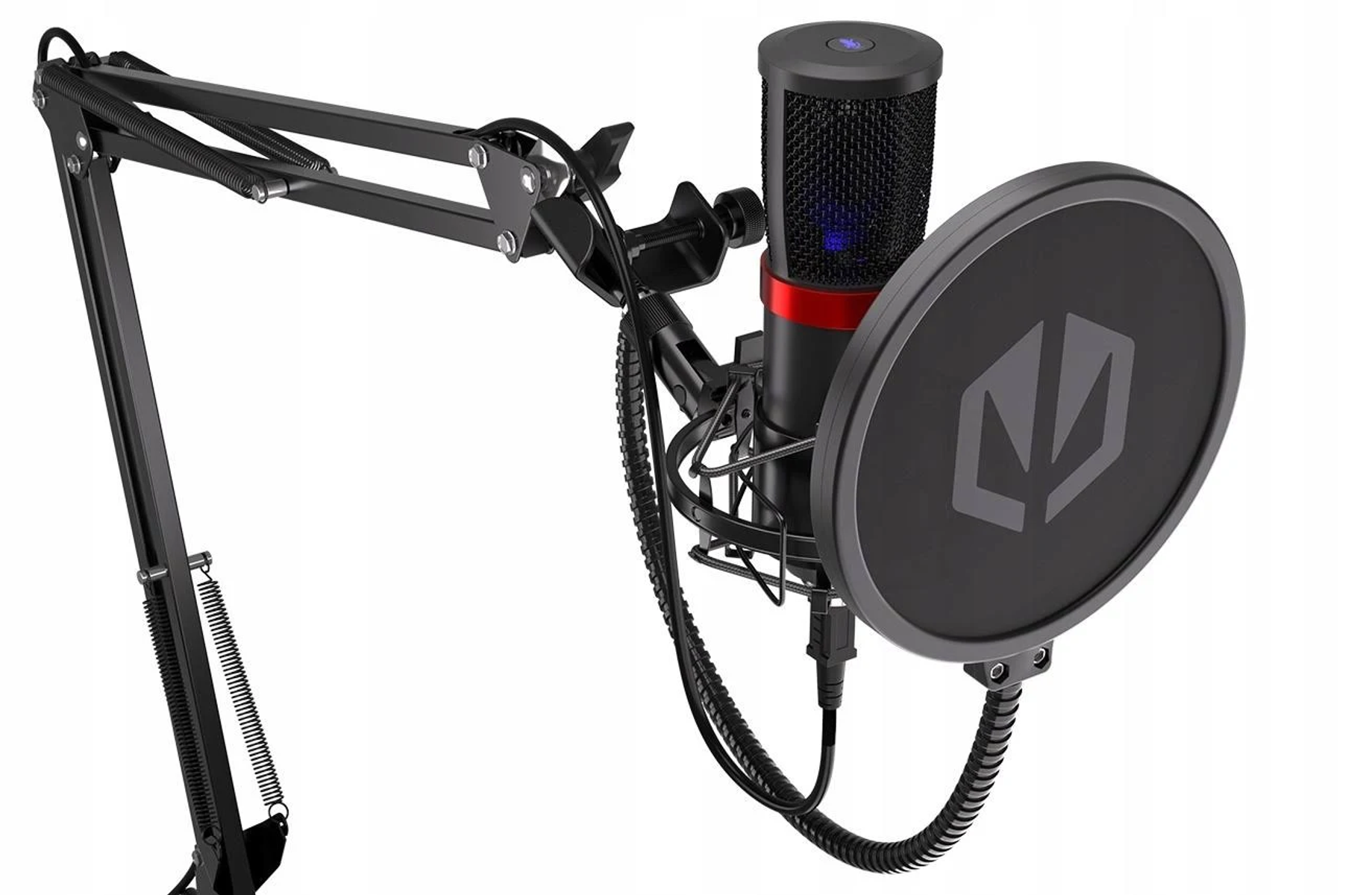 Czarny mikrofon na ramieniu. Czarny filtr pop jest przed nim. Białe tło.