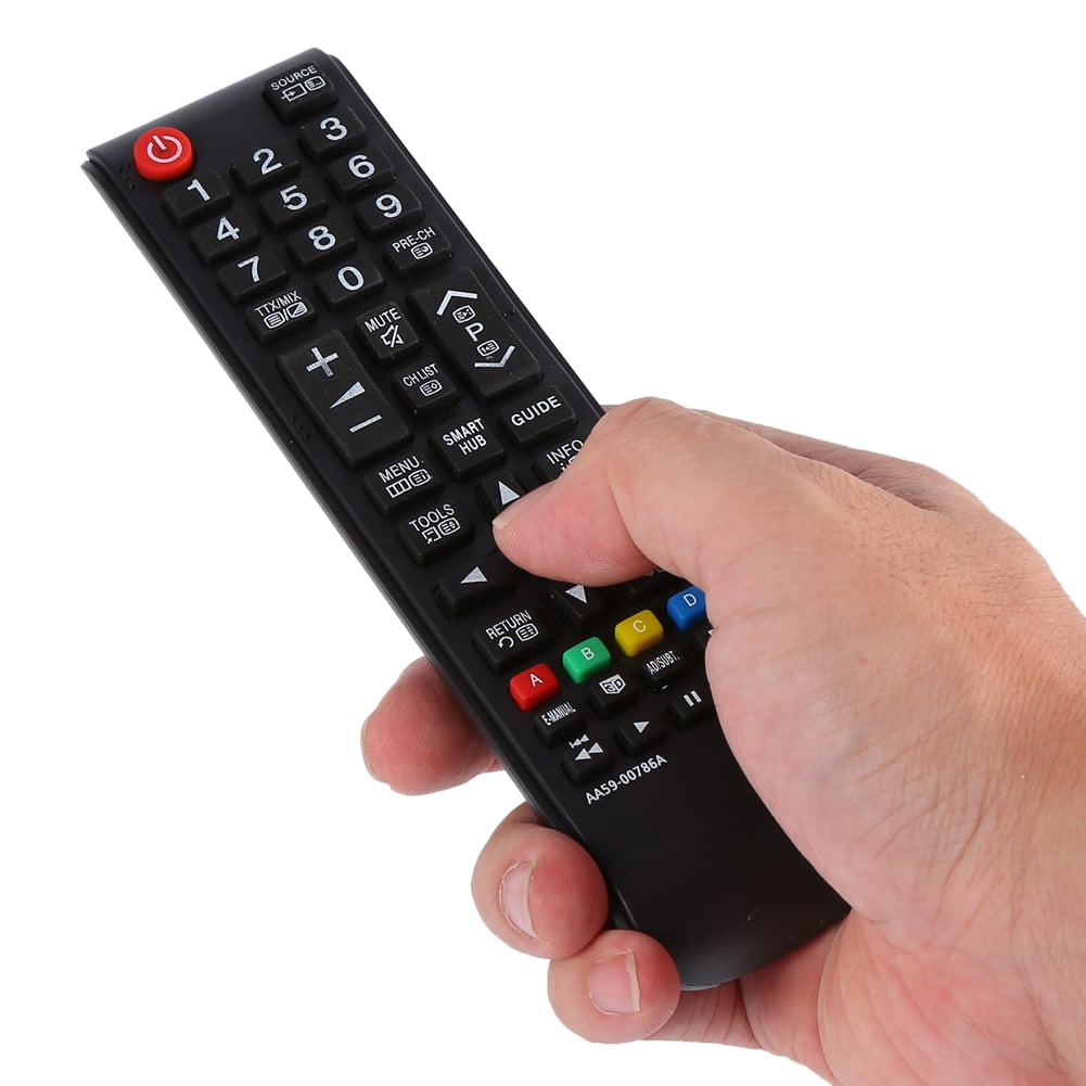 Hand hält eine schwarze TV-Fernbedienung mit Zifferntasten, Kanal- und Lautstärkereglern.